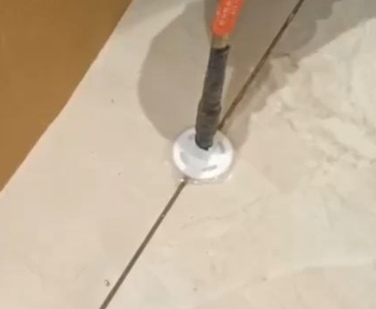 翁牛特瓷砖空鼓维修公司专业解答瓷砖在铺贴过程中，如果没有涂抹均匀到位的粘结材料（如水泥砂浆或瓷砖胶），可能会导致以下问题