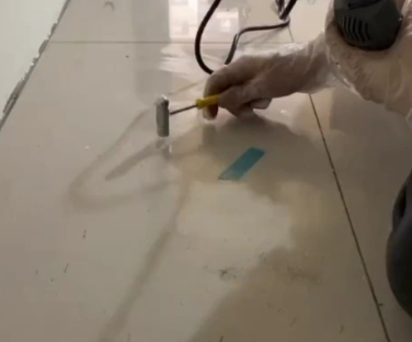 翁牛特瓷砖开裂维修公司专业分享瓷砖在铺贴前如果没有沥干水分，将会导致以下问题